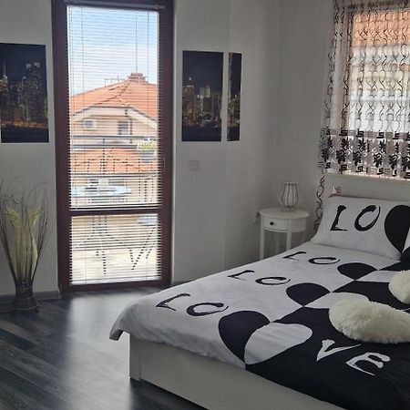 Black And White Apartment Карлово Екстериор снимка