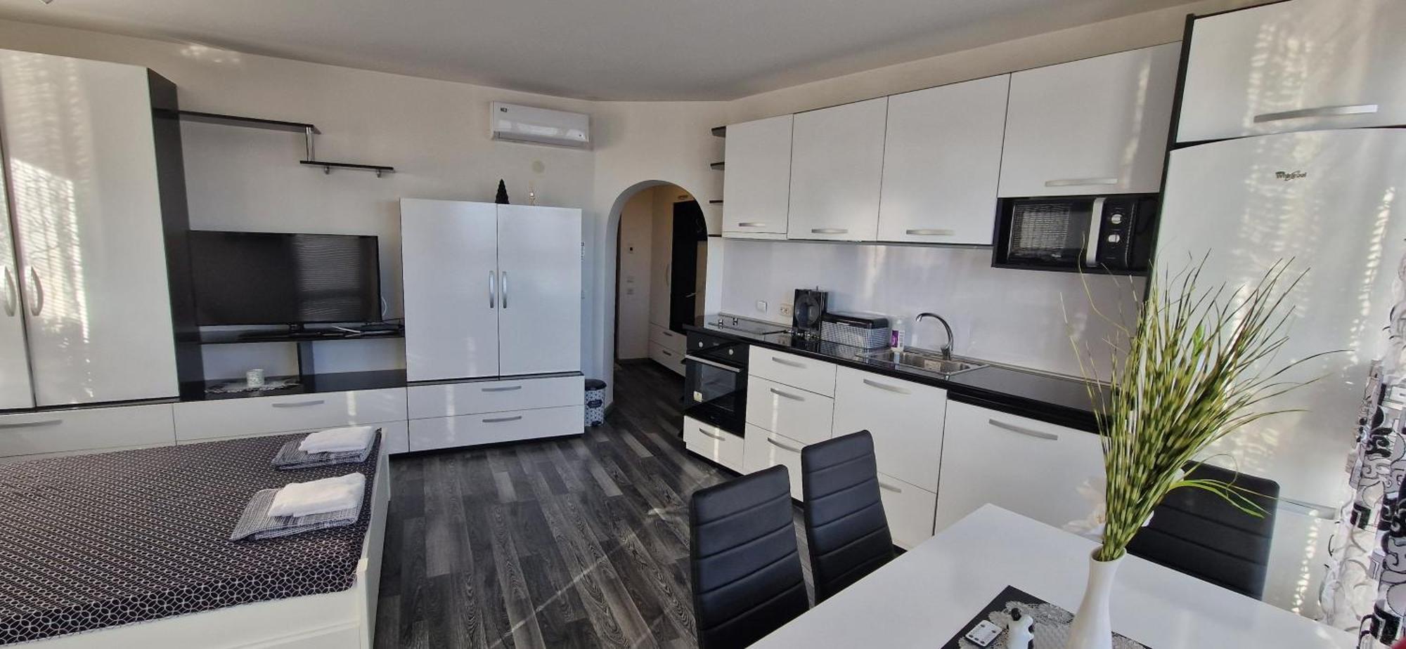 Black And White Apartment Карлово Екстериор снимка