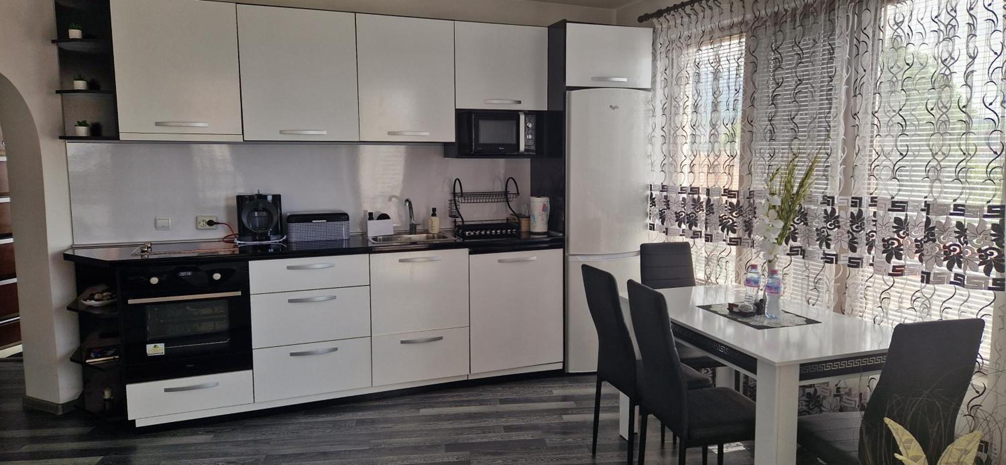 Black And White Apartment Карлово Екстериор снимка