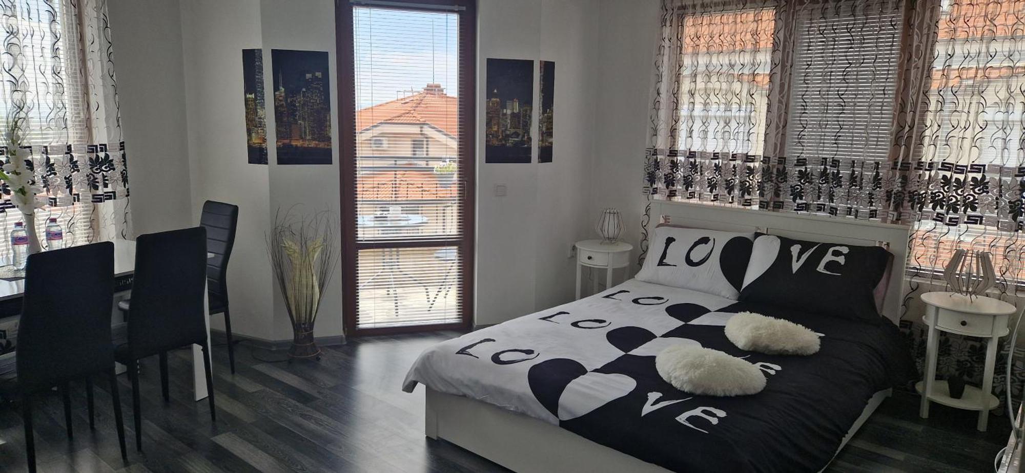 Black And White Apartment Карлово Екстериор снимка